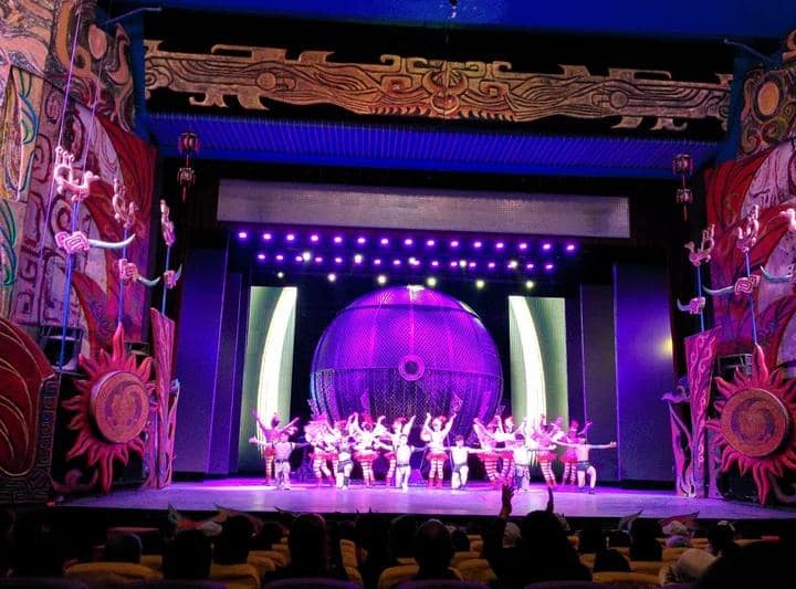 Red Theatre vs Chaoyang Theatre Acrobatics Show