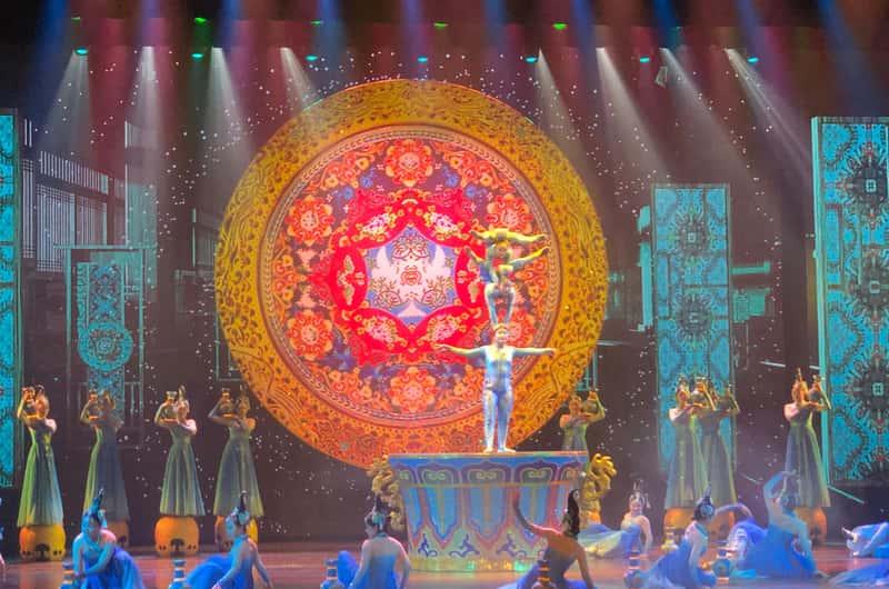 Red Theatre vs Chaoyang Theatre Acrobatics Show