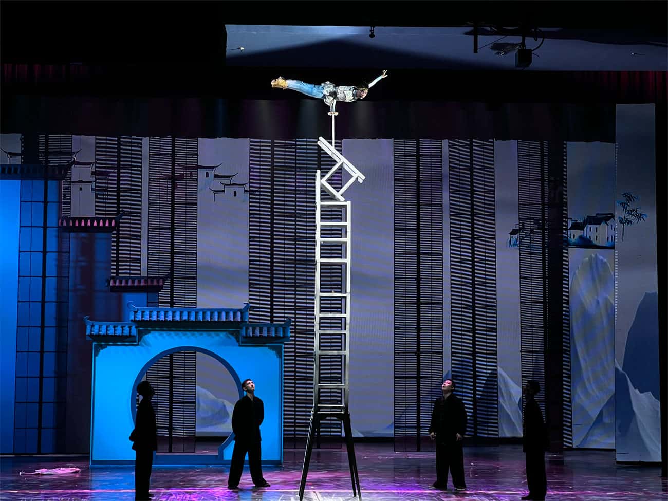 Red Theatre Beijing Acrobatics Show for Foreign Visitors